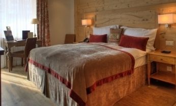采尔马特 Le Petit Cervin酒店 外观 照片 A bed with a bed skirt