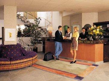 采尔马特 Le Petit Cervin酒店 外观 照片 A concierge desk at a hotel