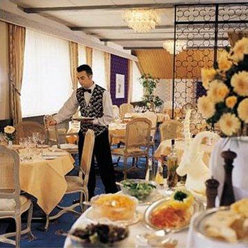 采尔马特 Le Petit Cervin酒店 外观 照片 A restaurant in a cruise ship